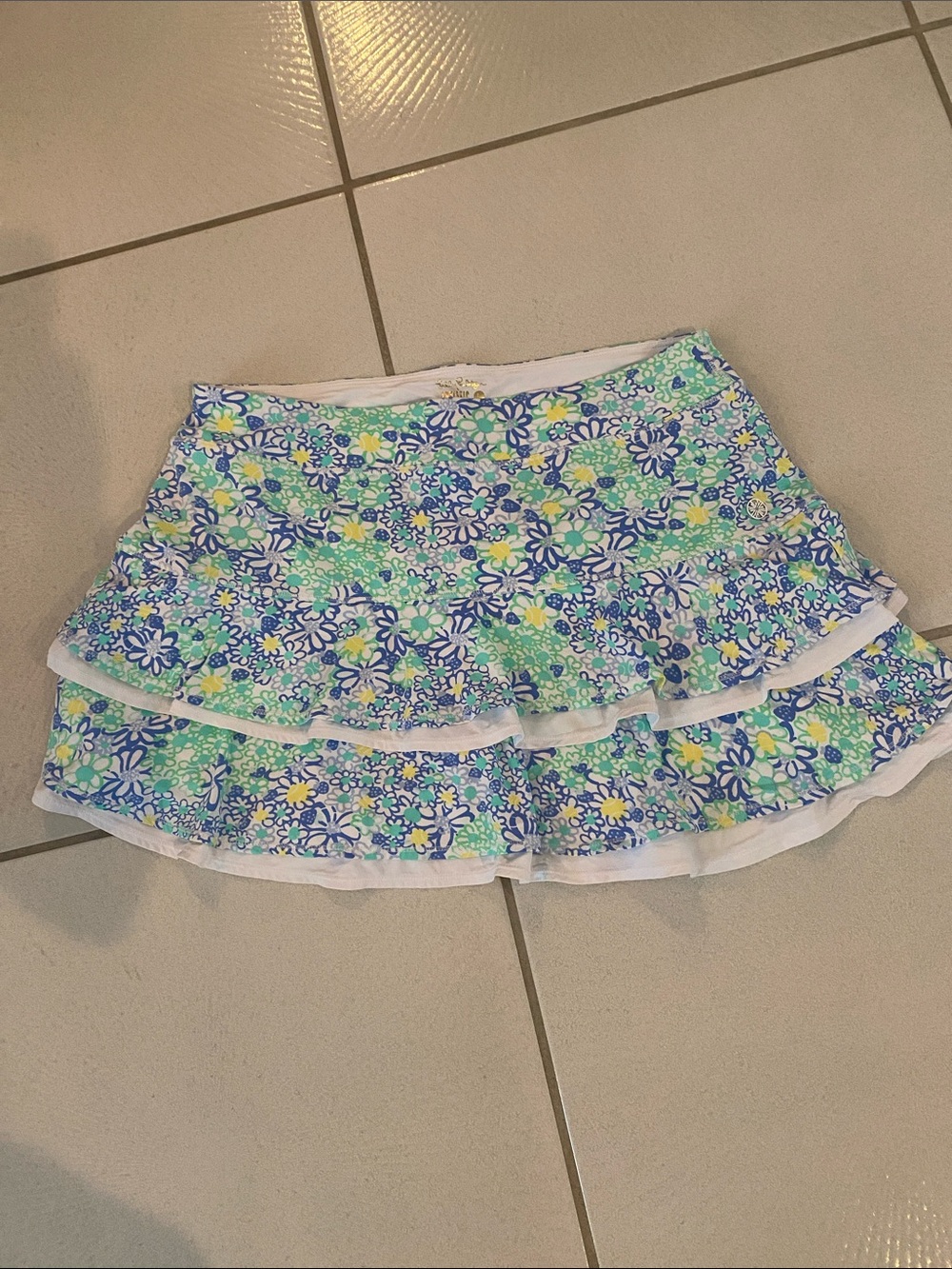 Lilly Pulitzer  luxletic AMIRA Skort. Tired ruffles daisies. Large